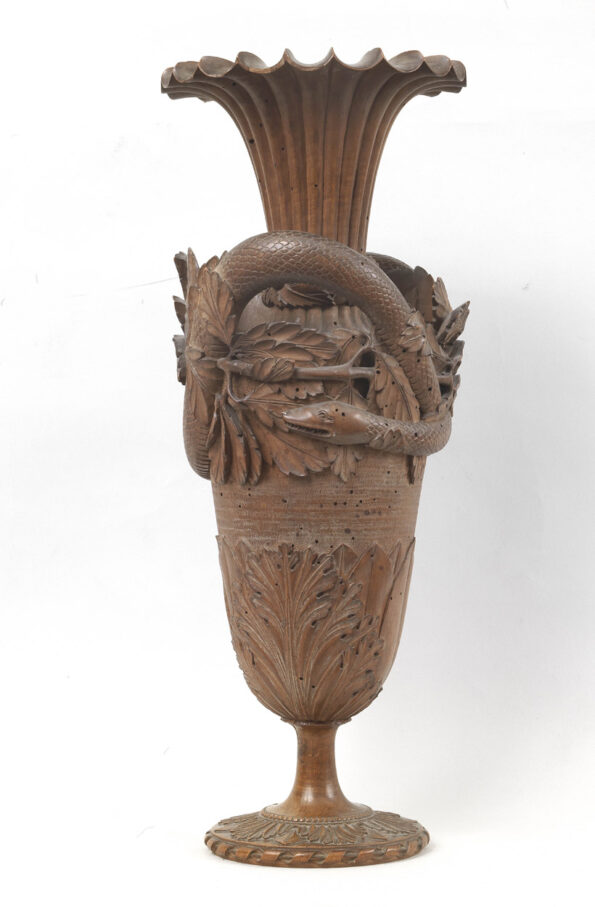 Vaso in legno di pero interamente intagliato a motivi vegetali e animale